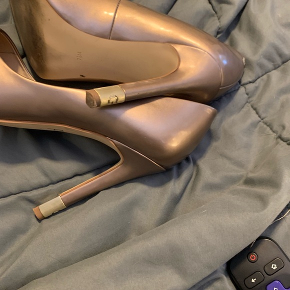 Guess gold pumps, beautiful size 7 1/2 - Picture 4 of 7
